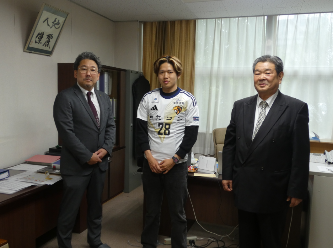 福岡国土建設専門学校「サッカー奨学生」へユニフォームを贈呈